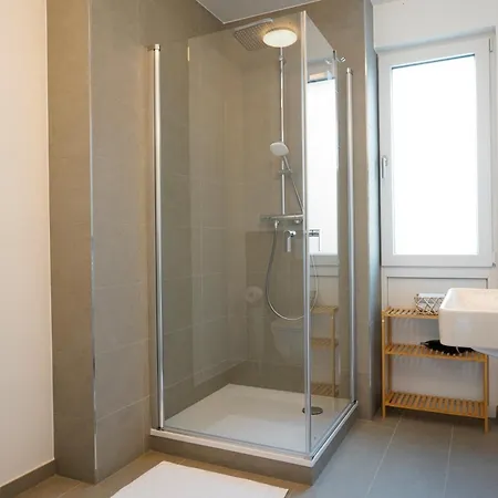 Wohnkultur - Fuer 10 Mit Garten, Parkplatz, 5 Schlafzimmer بيت للعطل *